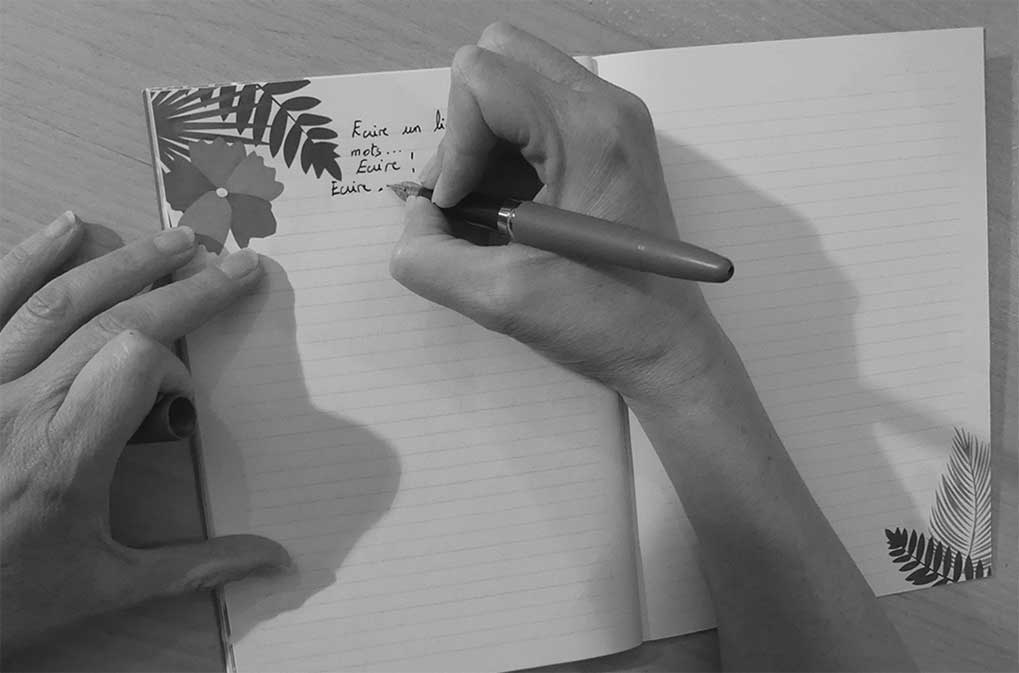 mains ecrivant a la plume noir et blanc